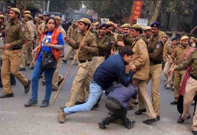 دہلی پولیس نے طالبات کو بری طرح پيٹا- پولیس نے کھینچے بال